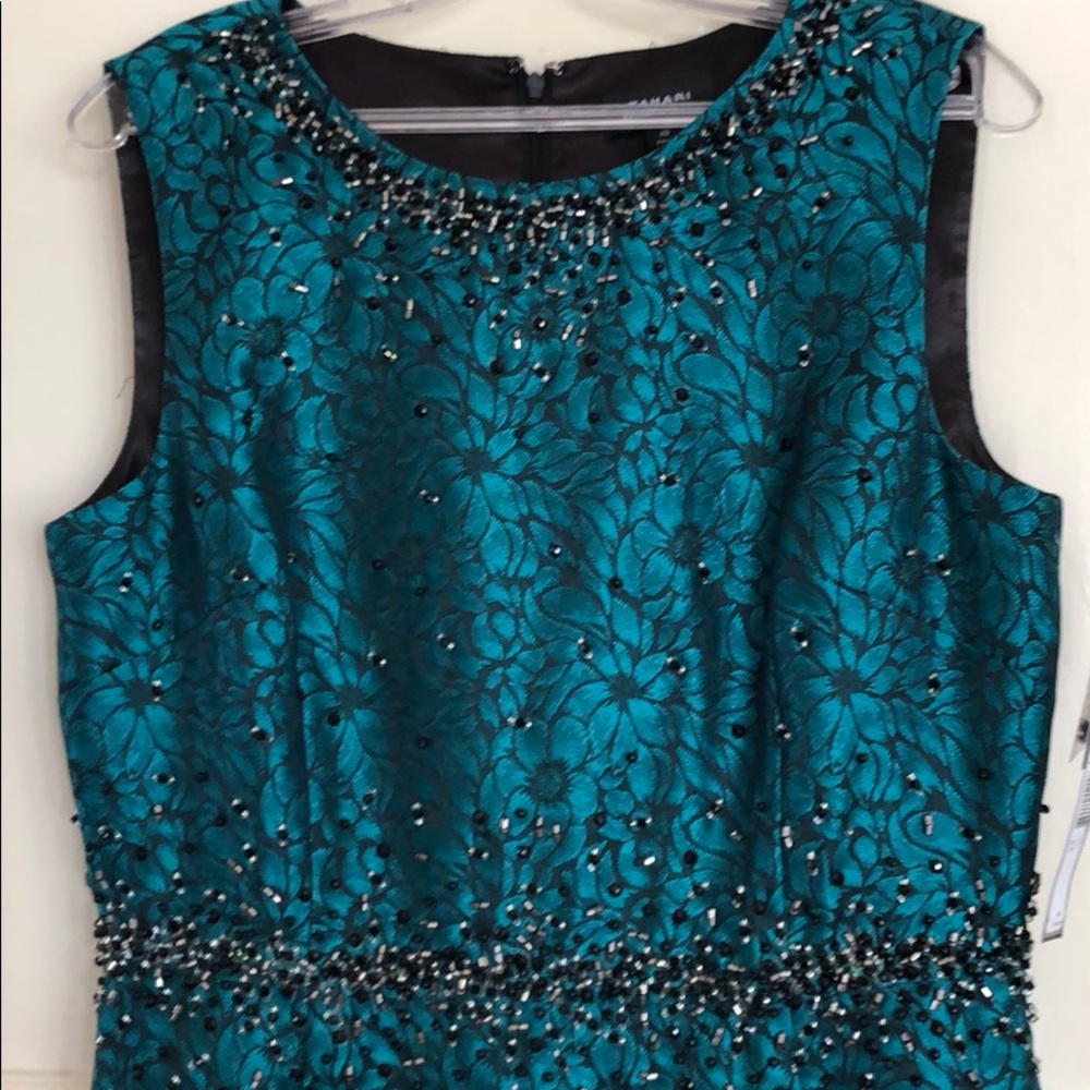 TAHARI beautiful never worn dress w tags.beading
